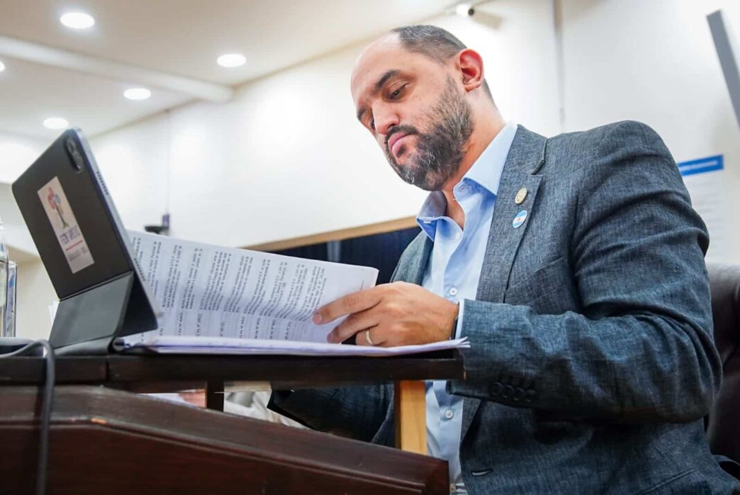 Legislador Federico Greve durante una declaración en la Legislatura de Tierra del Fuego.