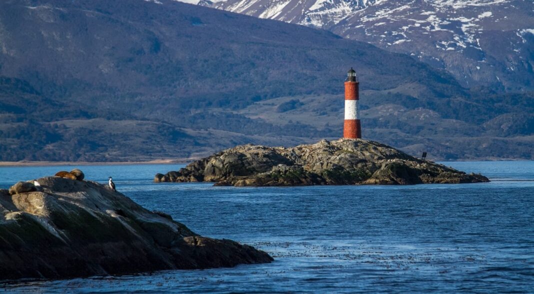 Botellas de agua de mesa de la empresa Aguas del Faro, en Tierra del Fuego.