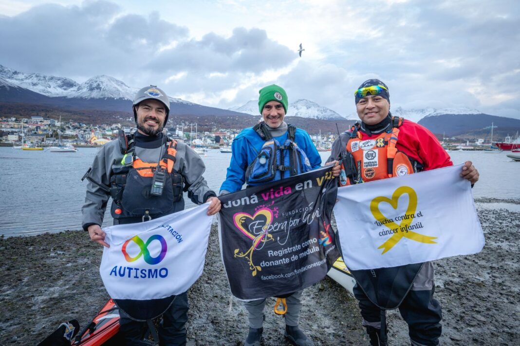 Diego Linares, kayakista fueguino, preparando su equipo para la expedición en la Antártida.