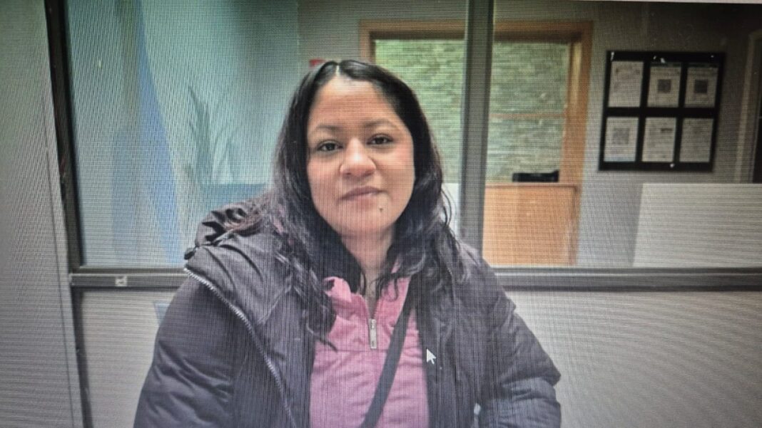 Madre y niña en consultorio médico, simbolizando la espera por audífonos