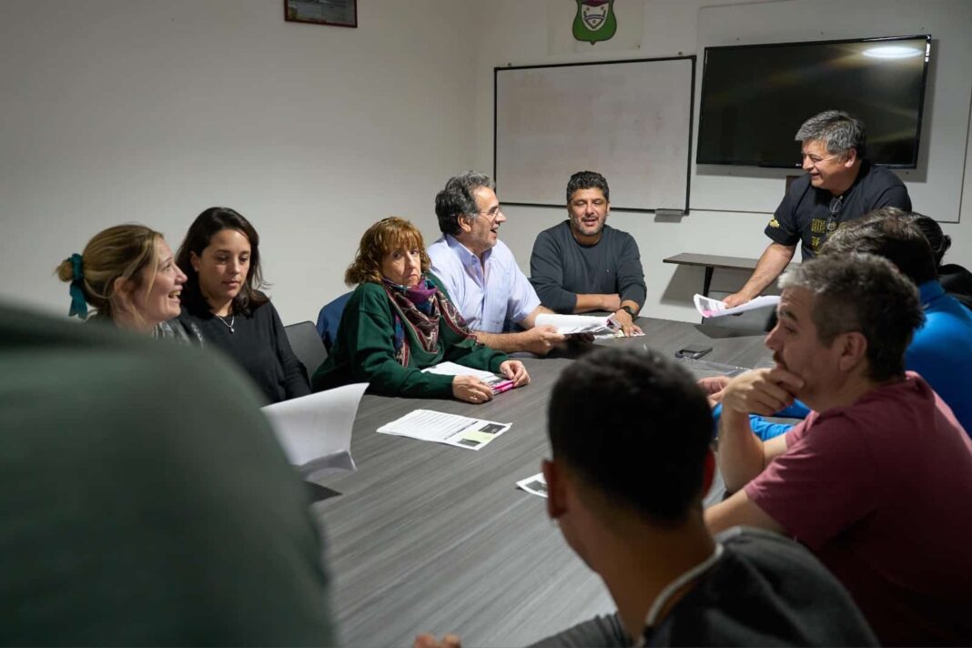 Reunión de la Mesa Sindical en la sede de ATE en Ushuaia con carteles de apoyo a la Ley de Goteo