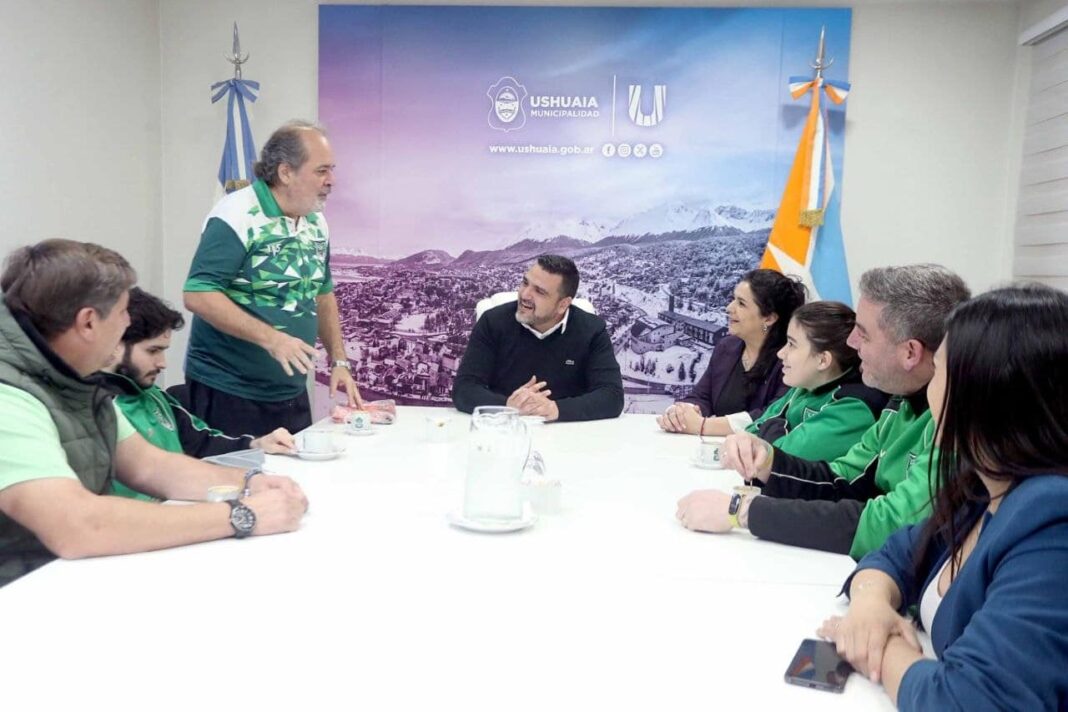 Reunión en la Intendencia de Ushuaia entre el intendente Walter Vuoto, autoridades municipales y representantes del Club Comercio.