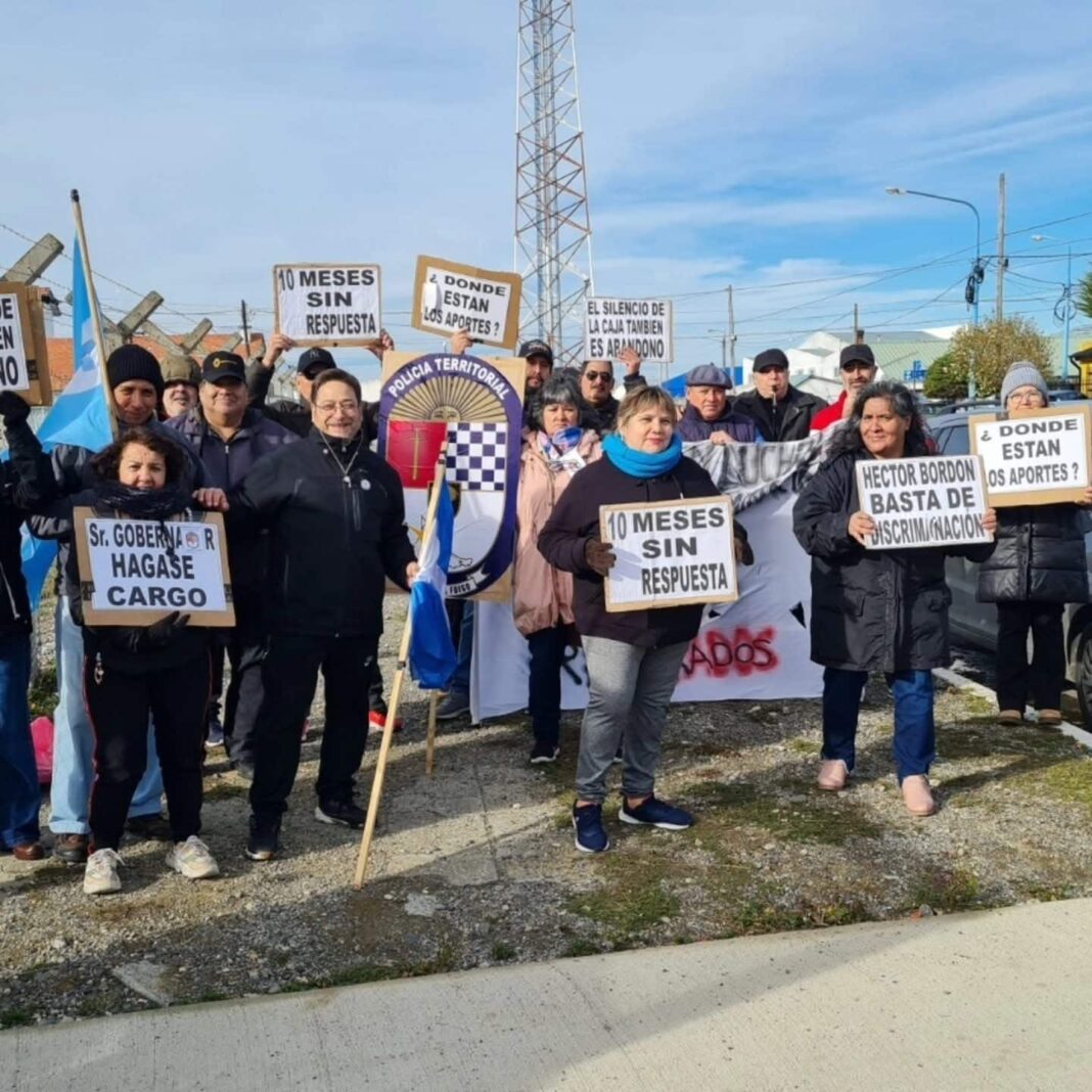 Grupo de policías retirados manifestándose de manera pacífica durante un acto oficial en Tierra del Fuego.