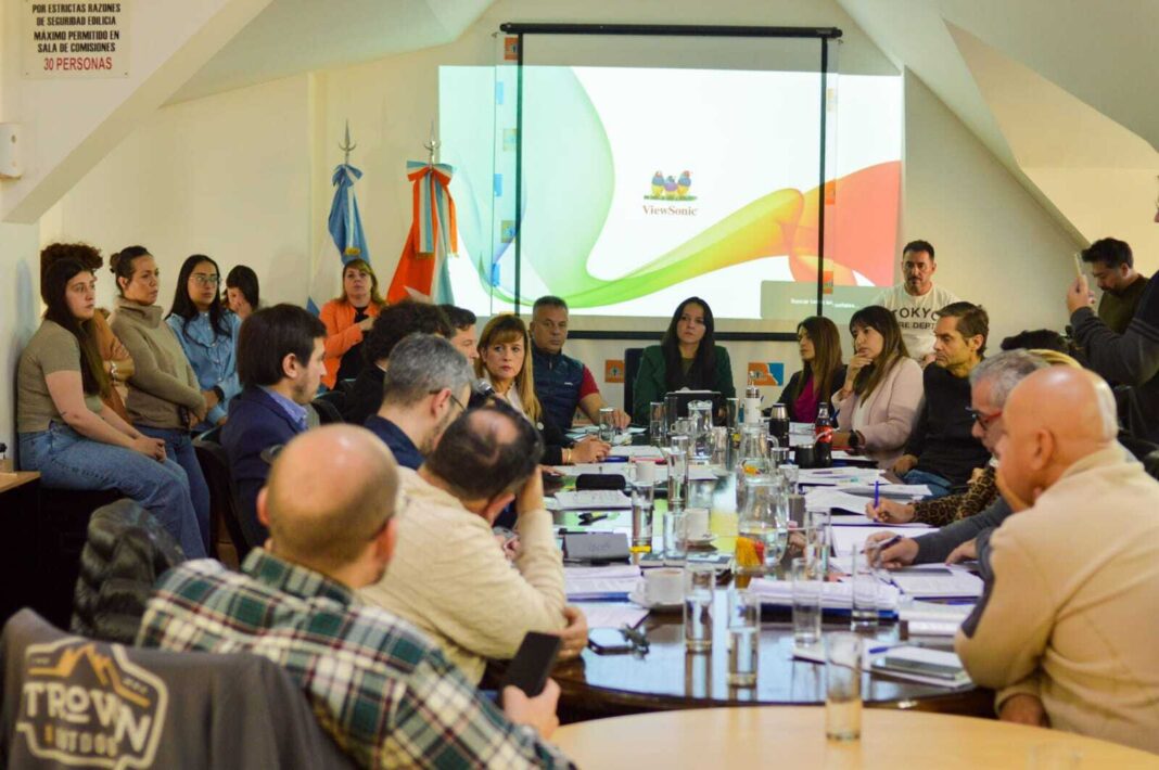 Sesión de la Legislatura de Tierra del Fuego con legisladores debatiendo