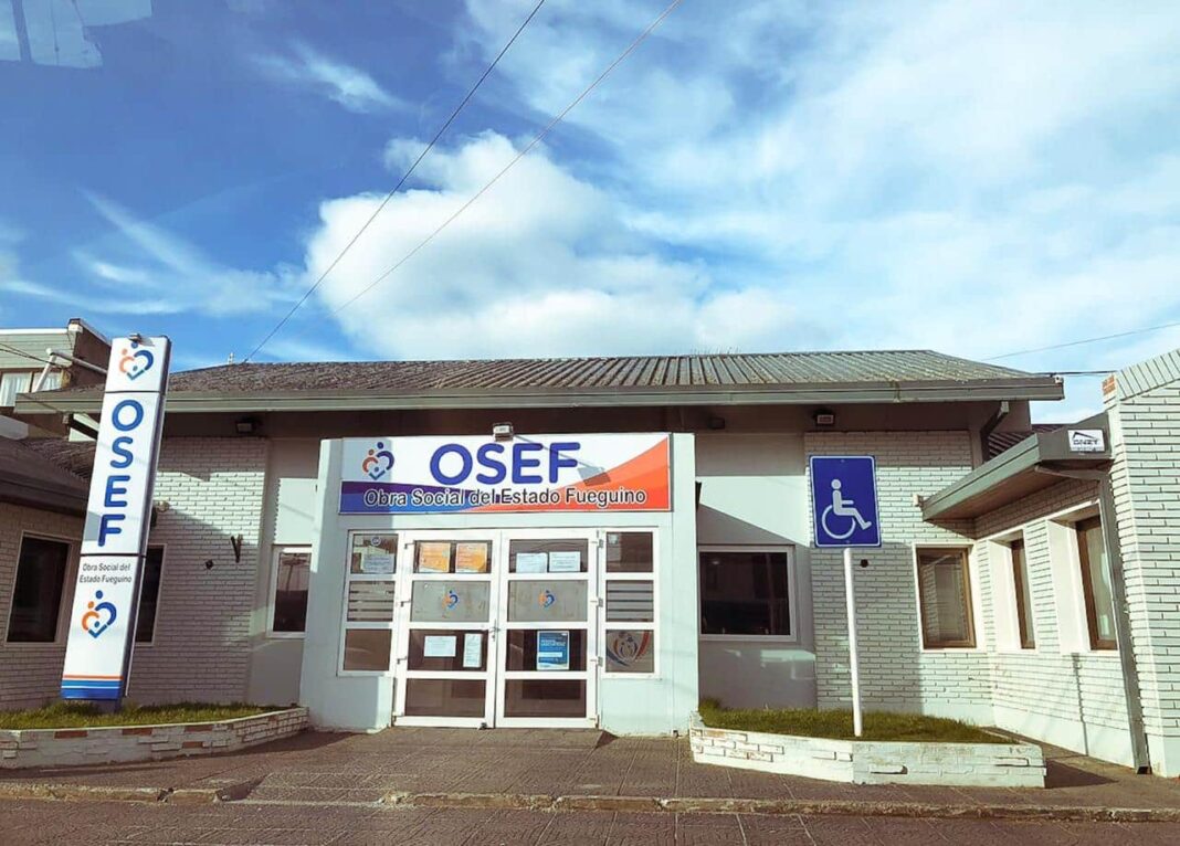 Horacio Gallegos, representante del sector pasivo de OSEF, durante una entrevista radial.