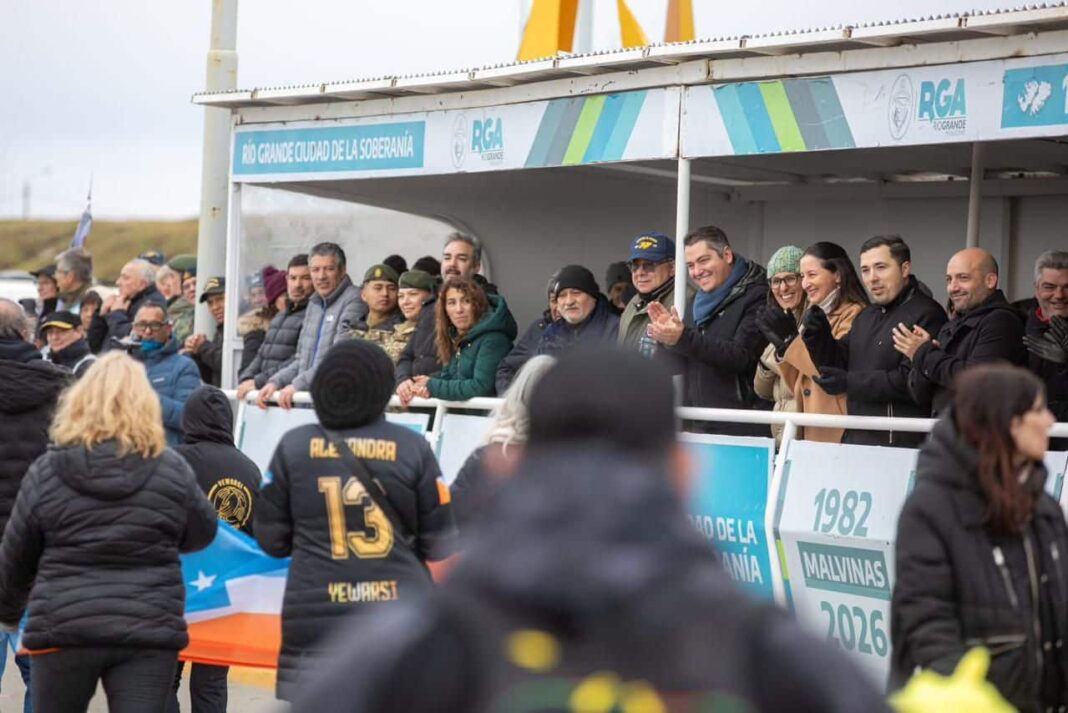 Participantes del desfile del 2 de abril por la avenida principal de Río Grande, Tierra del Fuego.