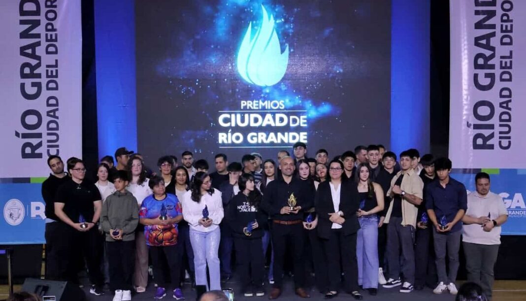 Ceremonia de entrega de los Premios Ciudad a deportistas en el Polideportivo Carlos Margalot, Río Grande