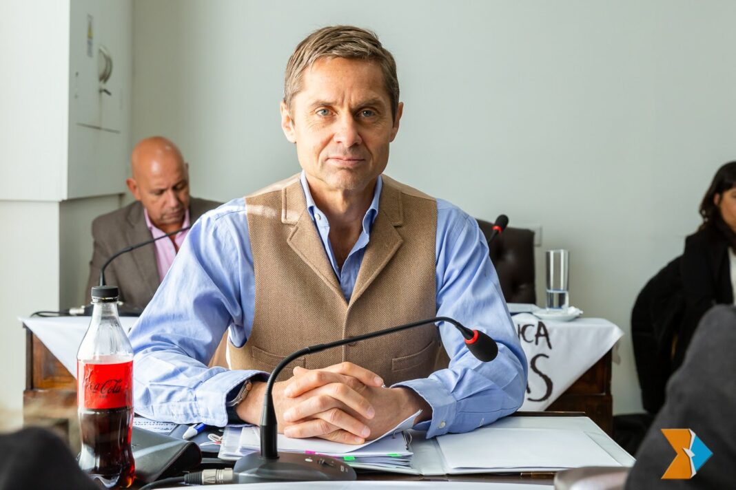 Legislador Federico Sciurano durante una entrevista sobre la situación de la Obra Social del Estado Fueguino.