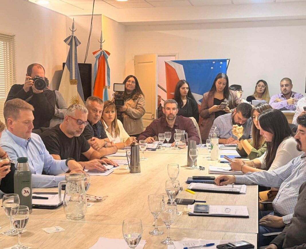 Legislador Luciano Seltzer durante una entrevista sobre infraestructura escolar.