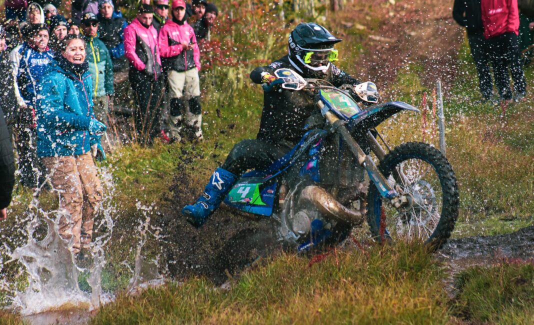 Thiago González celebra su victoria en la Vuelta a la Tierra del Fuego 2026