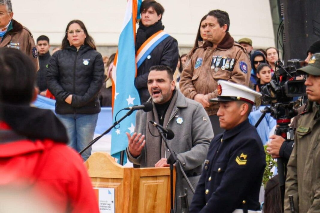 Intendente Walter Vuoto durante su discurso en el acto por el Día del Veterano y de los Caídos en la Guerra de Malvinas en Ushuaia.