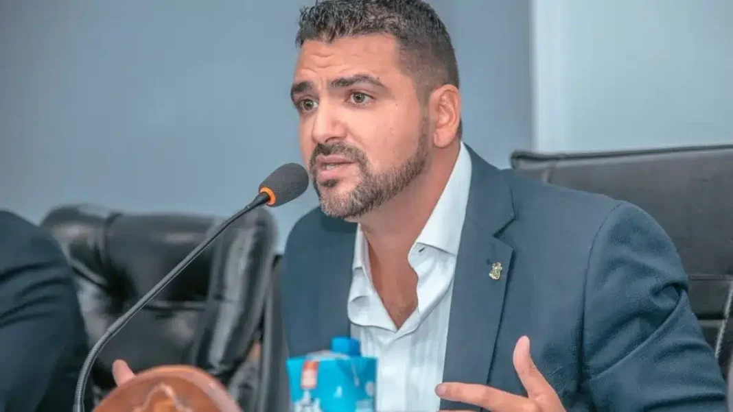 Intendente Walter Vuoto durante una declaración pública.