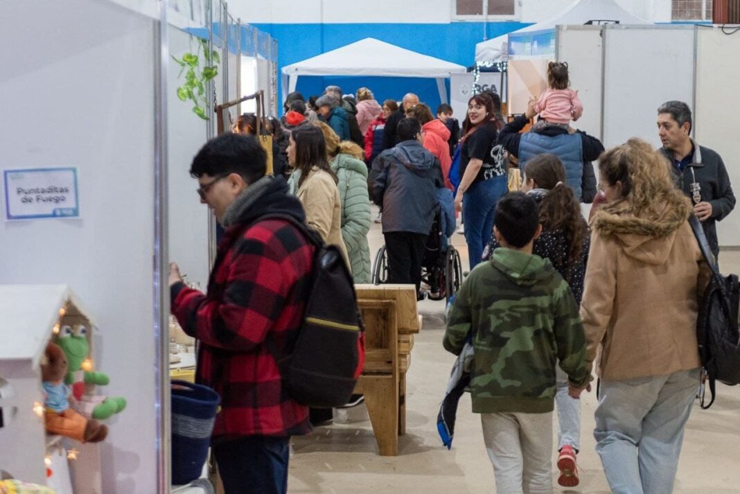 Stand de la Expo Emprender desde el Sur en el Polideportivo Carlos Margalot de Río Grande
