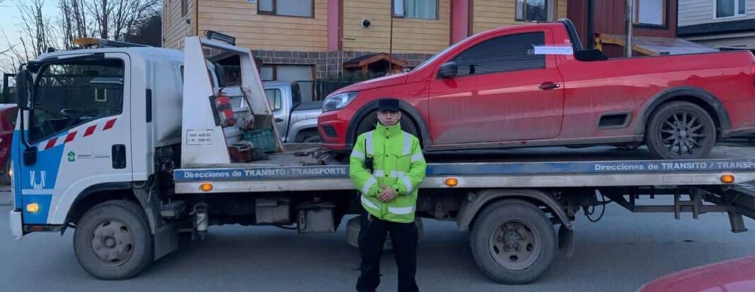 Vehículo Volkswagen Saveiro rojo secuestrado en Ushuaia por atropello