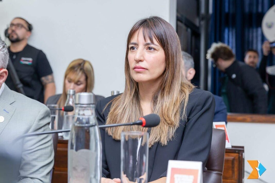 Legisladora María Laura Colazo en sesión de la Legislatura de Tierra del Fuego