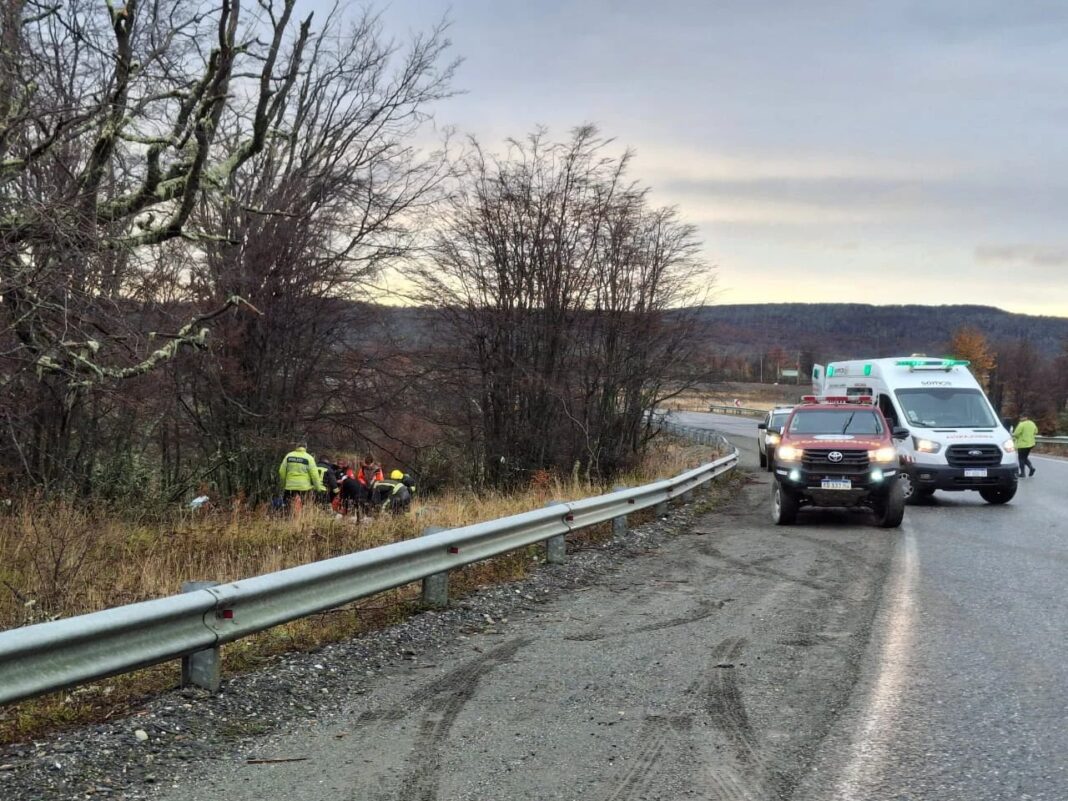 Mochilero asistido por personal de emergencia en la Ruta 3 cerca de Tolhuin