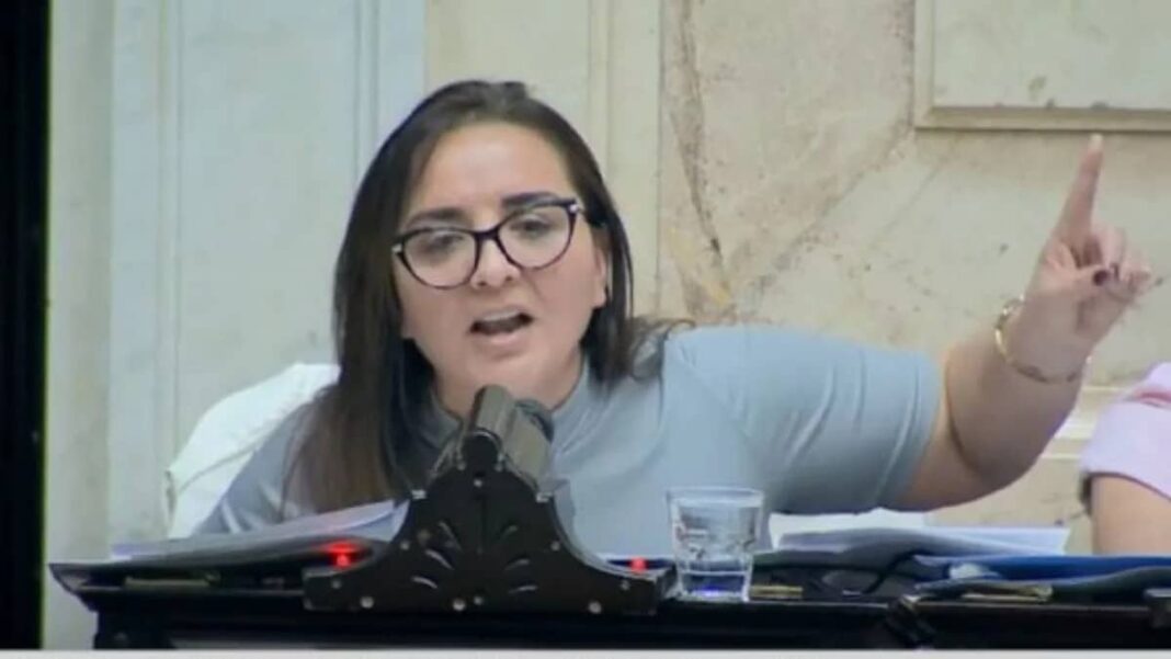 Diputada Andrea Freites en sesión legislativa