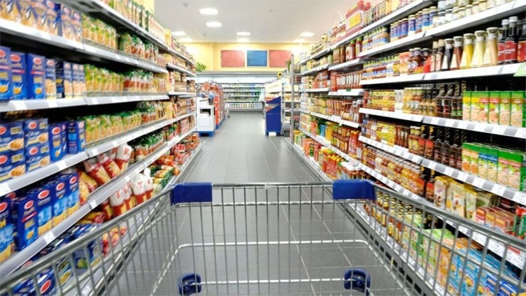Góndola de supermercado con productos alimenticios en Tierra del Fuego