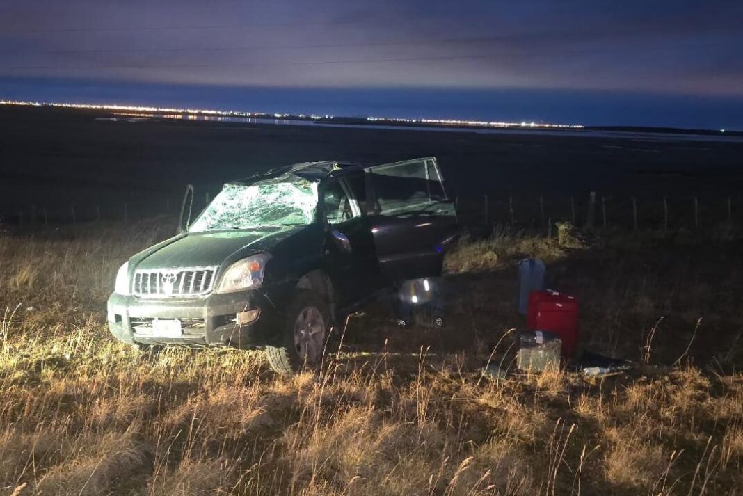 Vehículo volcado en la Ruta Nacional Nº3, cerca del puente del río Grande, Tierra del Fuego