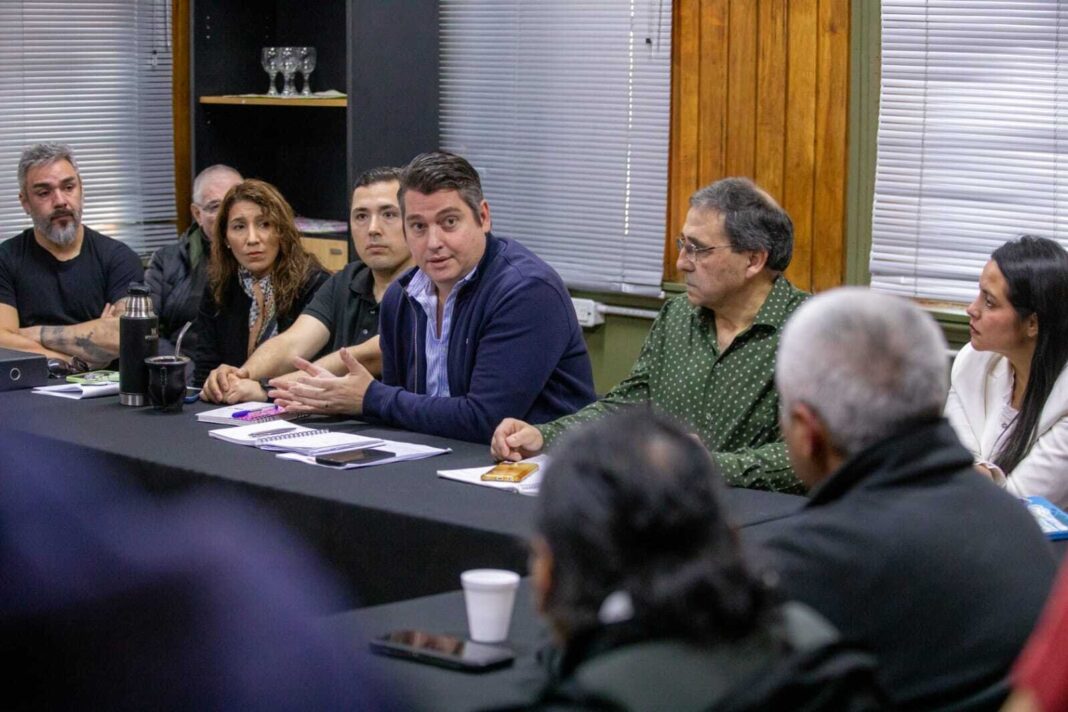 Reunión entre el intendente Martín Perez y vecinos en Río Grande