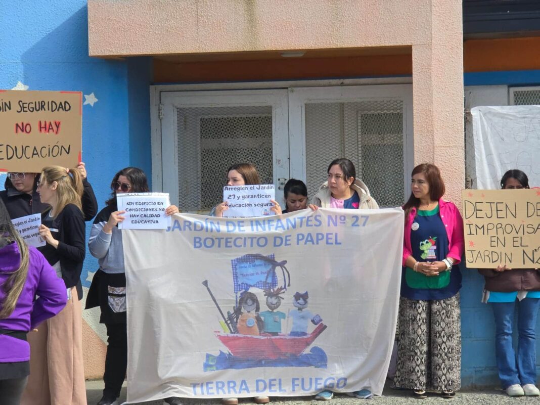 Padres manifestándose frente a oficinas de Infraestructura Escolar en Tierra del Fuego