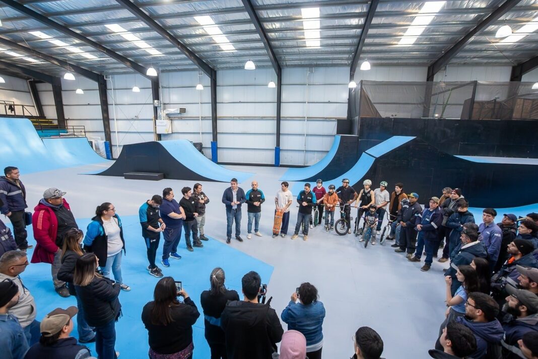 Intendente Martín Perez recorriendo el Parque Municipal de Deportes Urbanos junto a familias y deportistas