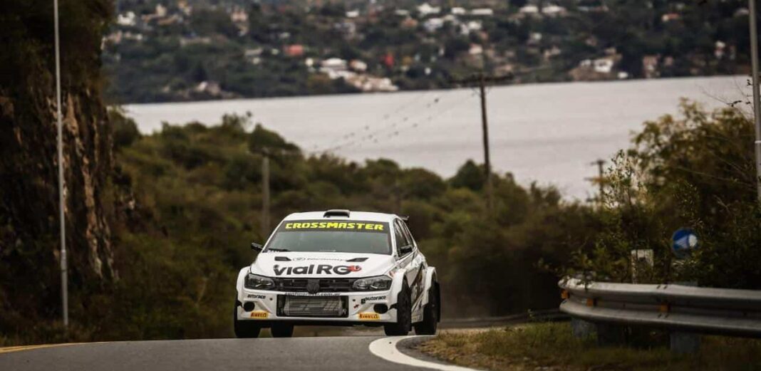 Santino Rossi durante el Rally de Villa Carlos Paz sobre asfalto