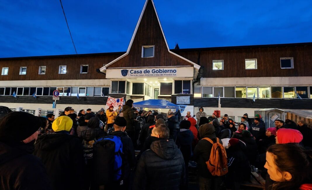 Acampe de vecinos frente a la Casa de Gobierno en Ushuaia por subsidios al gas