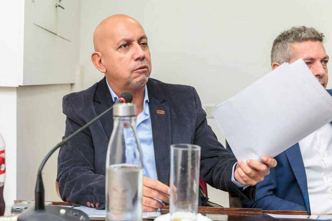 Pablo Villegas, legislador del MPF, en una sesión legislativa en Tierra del Fuego