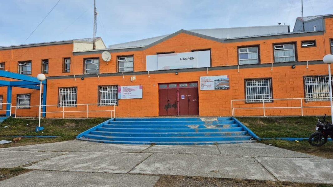 Estudiantes del colegio Haspen de Río Grande durante una sentada en el interior del edificio escolar