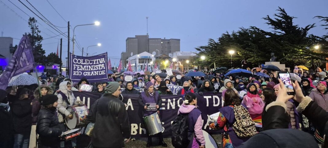 Personas con carteles durante la movilización por Ni Una Menos en Río Grande, frente a la Torre de Agua