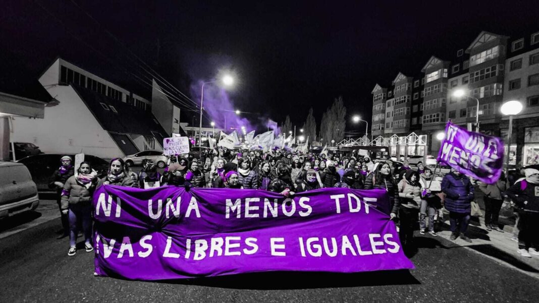 Concentración de organizaciones feministas en la Torre de Agua de la Plaza Almirante Brown, Río Grande, Tierra del Fuego